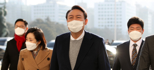 윤석열(가운데) 국민의힘 대선후보가 6일 서울 여의도 국회에서 열린 의원총회에 참석하기 위해 차에서 내려 걸어가고 있다.<국회사진기자단·연합뉴스>